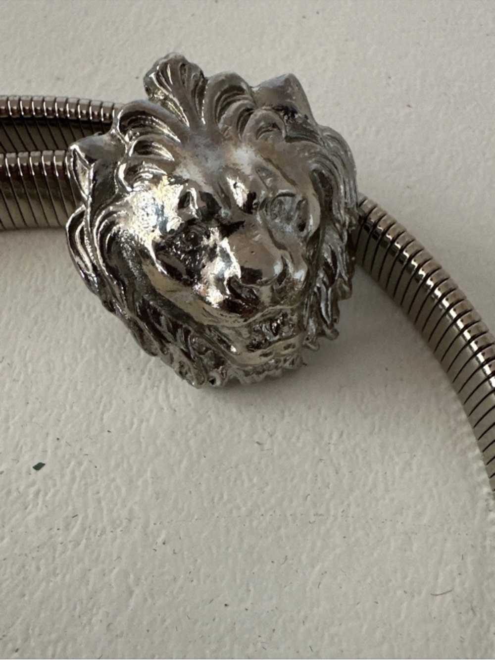 VINTAGE METAL STRETCH BELT LIONS HEAD DOOR KNOCKER SILVER - Picture 3 of 5